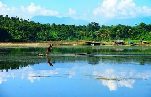 Hoạt động đánh bắt cá trên hồ Noong