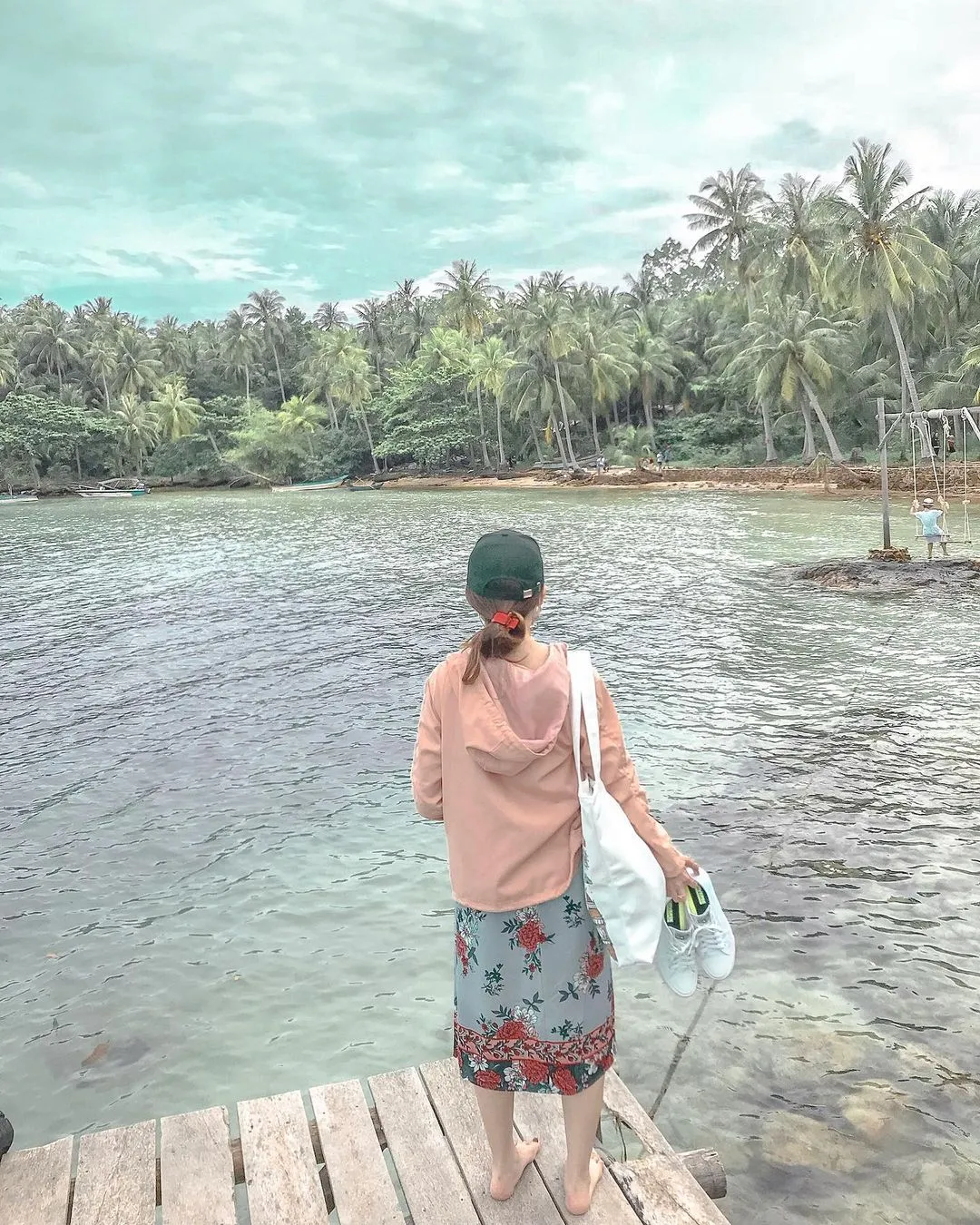 Hoạt động kéo lưới trên biển
