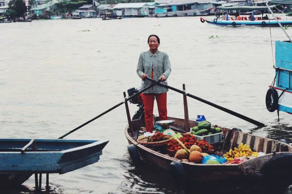 Hoạt động mua bán trên chợ nổi Cái Răng