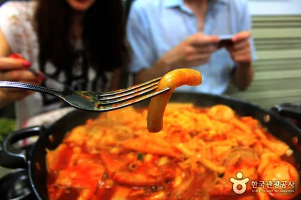 Học sinh Hàn Quốc ăn tteokbokki sau giờ học tại phố Sindang-dong