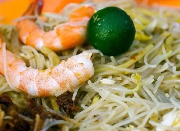 Hokkien Mee đơn giản là món mì xào, nhưng lại là món ăn đường phố rất nổi tiếng tại Singapore