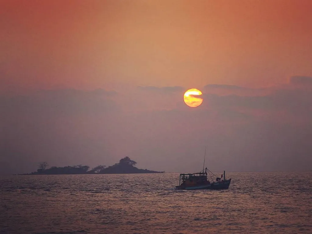 Hòn Bàng nhìn từ xa. Alt: Hòn Bàng ở Phú Quốc nhìn từ xa với vẻ đẹp hoang sơ, cây cối xanh tươi bao phủ.