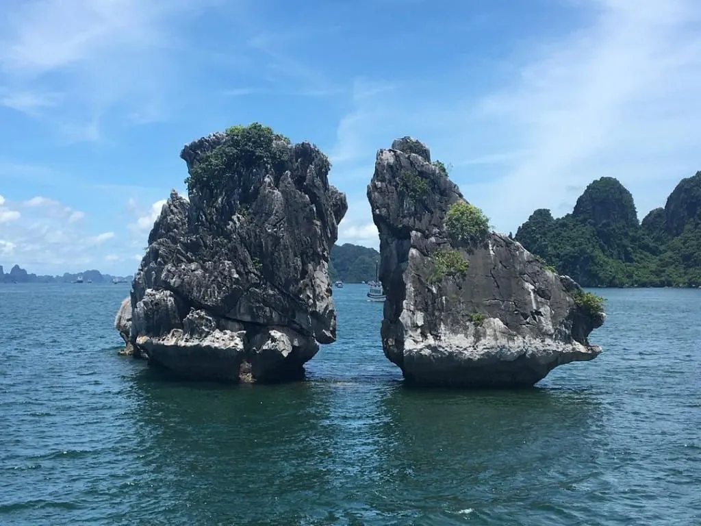 Hòn Trống Mái hay hòn Gà Chọi ở vịnh Hạ Long.