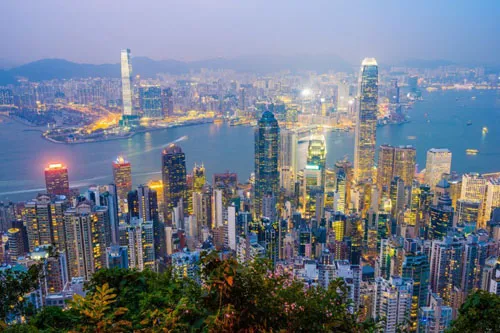 Hong Kong có mật độ dân cư đông đúc với nhiều tòa nhà cao tầng san sát nhau. Ảnh: Pretraveller.
