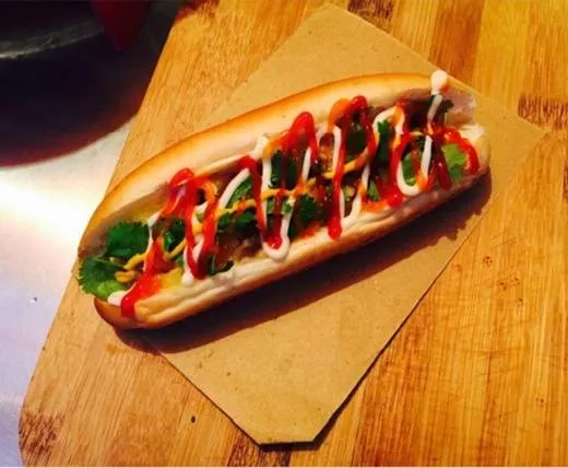 Hot dog bò băm - Món ăn vặt hấp dẫn. (Ảnh: Internet)