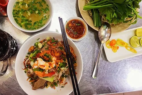 Hủ tiếu Nam Vang Nhân Quán với nước chấm đặc biệt. Ảnh: Phong Vinh.