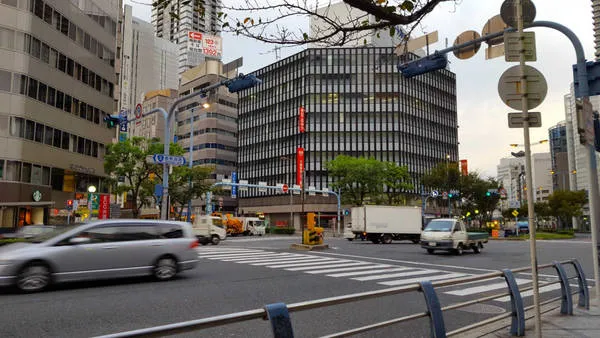 Ít phương tiện giao thông di chuyển trên đường phố Osaka vào buổi sáng