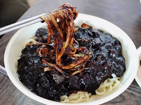 Jjajangmyeon - mì tương đen đậm đà hương vị