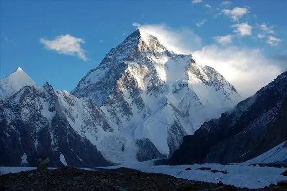 K2, đỉnh núi cao thứ hai thế giới, nằm trên biên giới Trung Quốc và Pakistan. Với độ cao 8.611m, K2 nổi tiếng với địa hình hiểm trở và tỷ lệ tử vong cao: cứ 4 người leo thì có 1 người tử nạn.