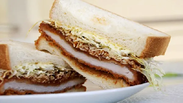 Katsu Sando, Nhật Bản: Bánh mì kẹp thịt tẩm sốt cà ri độc đáo. Ảnh: mamaloli.