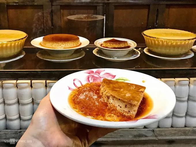 Kem flan Mộng Cầm Phan Thiết, miếng flan to, mềm mịn, thơm ngậy.