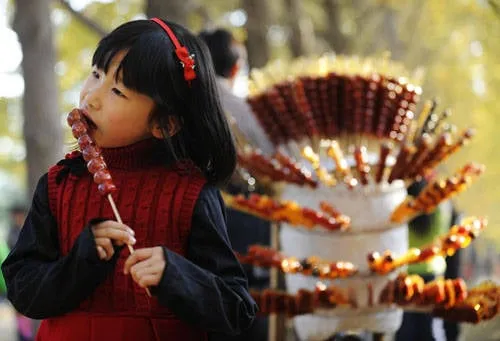 Kẹo hồ lô với nhiều loại nhân và màu sắc khác nhau.