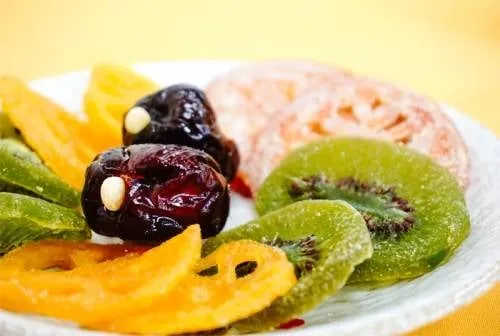 Kẹo Jeonggwa với màu sắc bắt mắt được làm từ hoa quả và mật ong