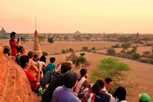 Khách du lịch chen chúc phía trên chùa Buledi để ngắm hoàng hôn ở Bagan