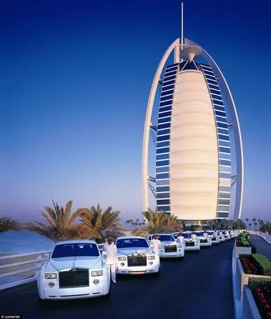 Khách sạn Burj Al Arab hình cánh buồm tại Dubai
