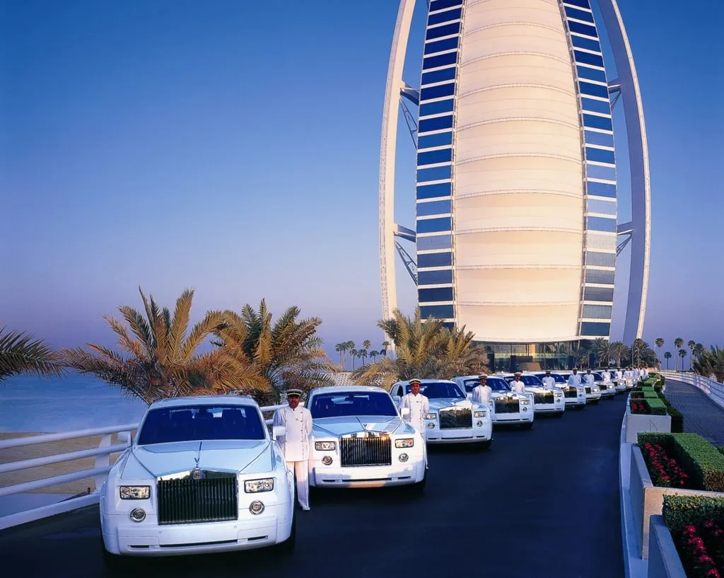 Khách sạn Burj Al Arab với thiết kế hình cánh buồm độc đáo tại Dubai. Ảnh: Archilovers.
