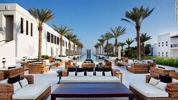 Khách sạn Chedi tại Muscat, Oman với hồ bơi trải dài ra biển