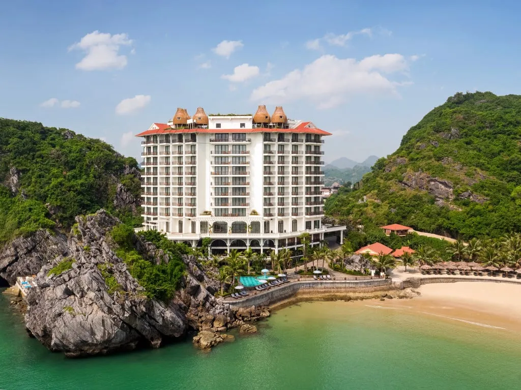 Khách sạn Hôtel Perle d'Orient Cát Bà nhìn từ xa