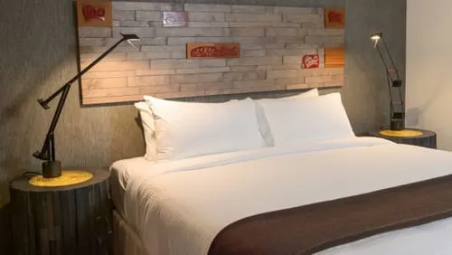 Khách sạn Skwachàys Lodge Aboriginal Hotel &amp; Gallery mang phong cách thổ dân. Ảnh: CNN.