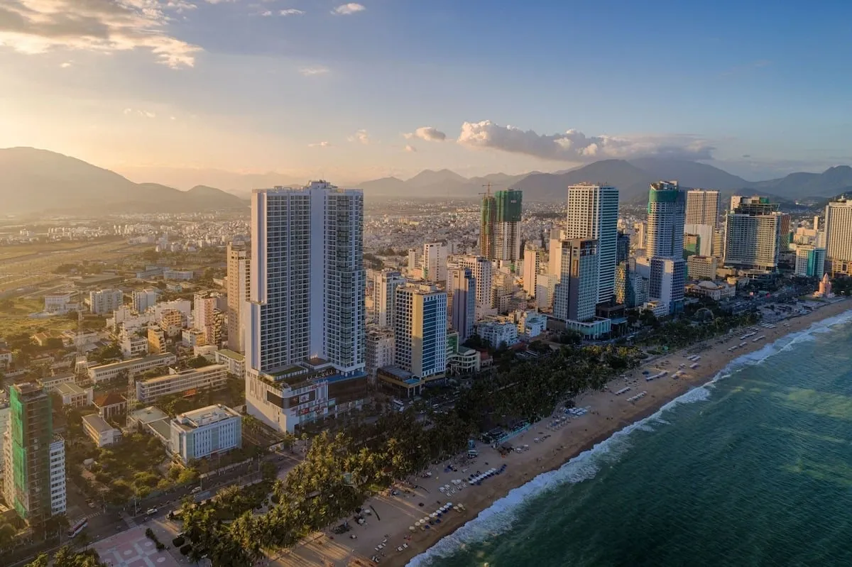 Khách sạn Vinpearl Beachfront Nha Trang bên bờ biển