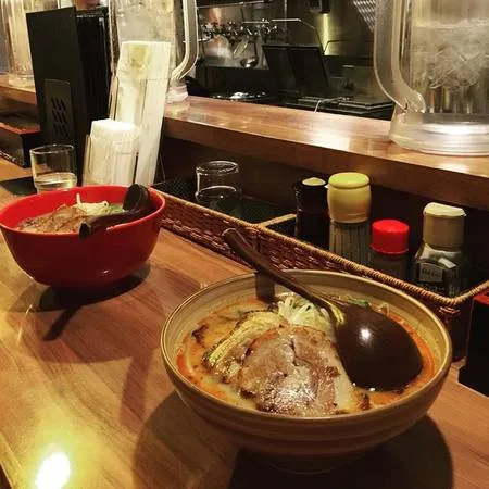 Khách xếp hàng dài trước quán mì Ramen Sen No Kaze.