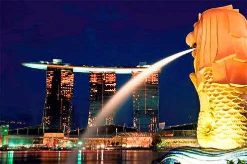 , khi vị hoàng tử này nhìn thấy một con sư tử là sinh vật sống đầu tiên trên hòn đảo và đã quyết định đặt tên cho hòn đảo là Thành phố Sư Tử (Singapura)).