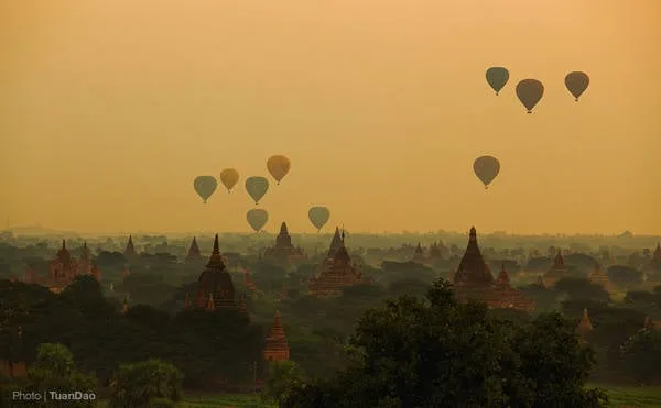 Khinh khí cầu bay trên bầu trời Bagan lúc bình minh