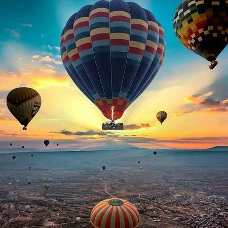 Khinh khí cầu bay trên bầu trời Cappadocia lúc bình minh