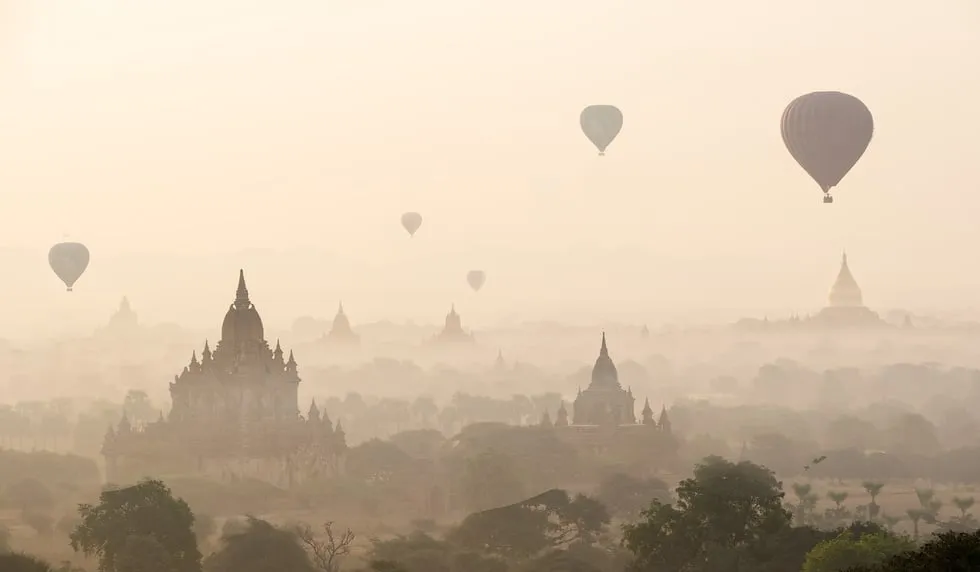 Khinh khí cầu và đền đài Bagan