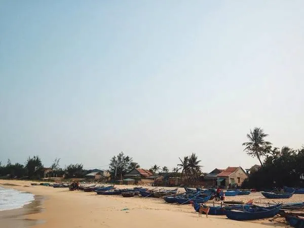 Khoảng 20 phút trên tàu của người dân địa phương là bạn sẽ cập bến cù lao, giá khoảng 500.000 đồng cho một chuyến khứ hồi giữa đảo và đất liền. Nếu xuất phát từ bến cá xã An Hải, bạn sẽ tiết kiệm thời gian và chi phí hơn là đi từ bến cá xã An Ninh Đông.