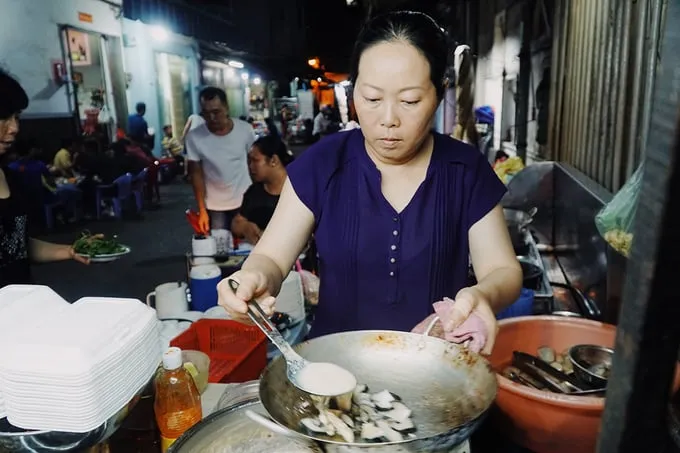 Khởi đầu chỉ là một gánh hàng nhỏ, Quán Ốc Mầm Non đã phát triển và thu hút đông đảo thực khách.