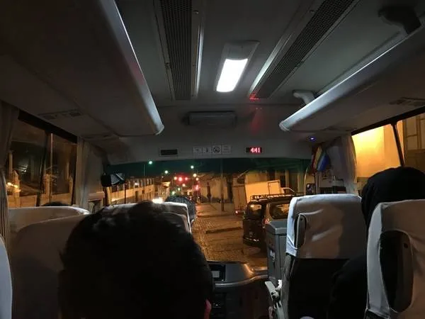 Khởi hành từ Cusco, du khách có thể di chuyển bằng xe bus đến ga tàu Ollantaytambo để bắt tàu đến thị trấn dưới chân Machu Picchu. Toàn bộ chi phí di chuyển khoảng 150 USD/người.