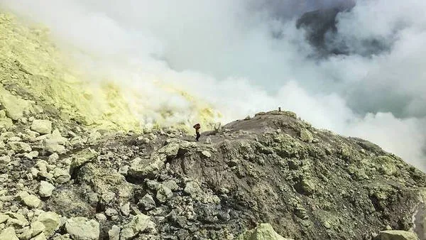 Khói lưu huỳnh dày đặc trên núi lửa Ijen