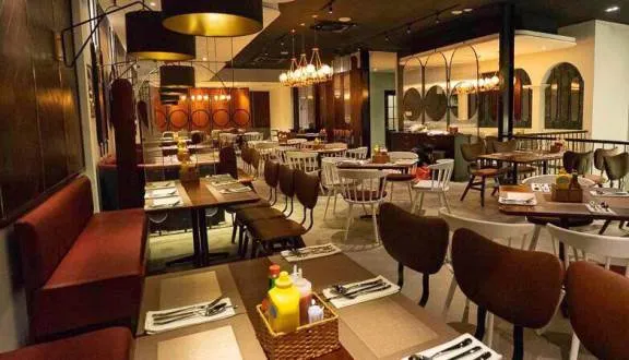 Không gian ấm cúng tại 48 Bistro