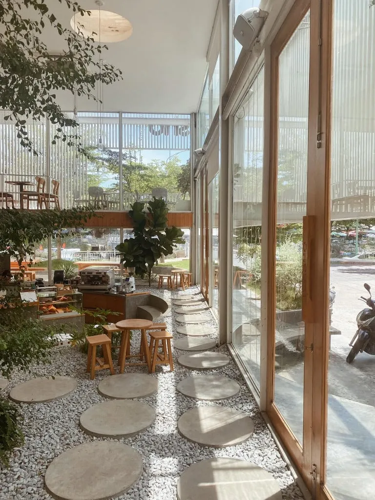 Không gian ấm cúng tại Ibasho Hostel &amp; Coffee