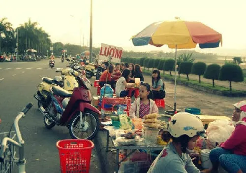 Không gian ăn vặt đường phố &quot;rất chất&quot; ở Quảng Ngãi.