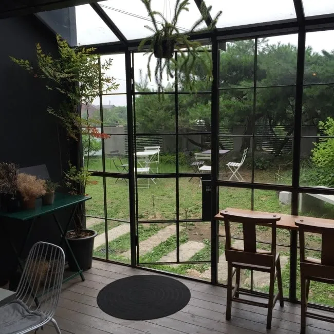 Không gian bên trong Alex the Coffee nhìn ra khu vườn