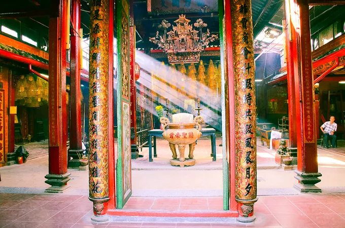 Không gian bên trong chùa Ông