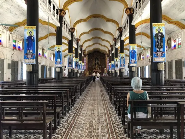 Không gian bên trong nhà thờ chính tòa Bùi Chu