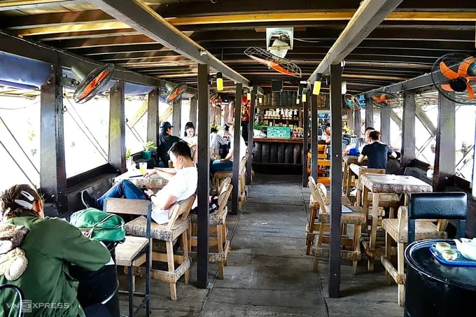 Không gian bên trong quán cà phê The Coffee Ship được thiết kế chủ yếu bằng gỗ, tạo cảm giác ấm cúng