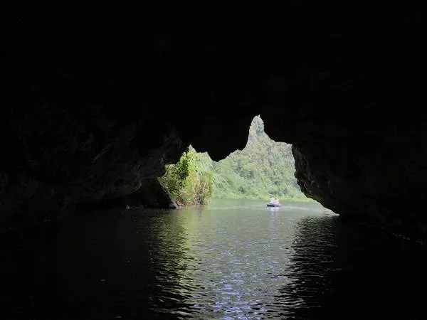 Không gian mát mẻ trong hang động Tràng An