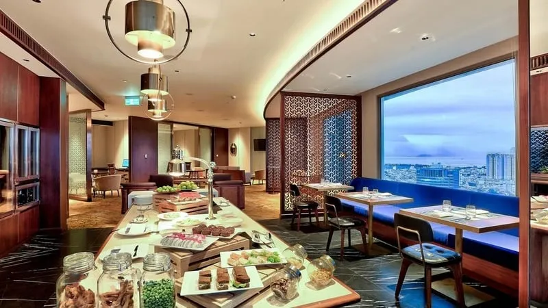 Không gian nhà hàng Brasserie Nam tại Hilton Đà Nẵng