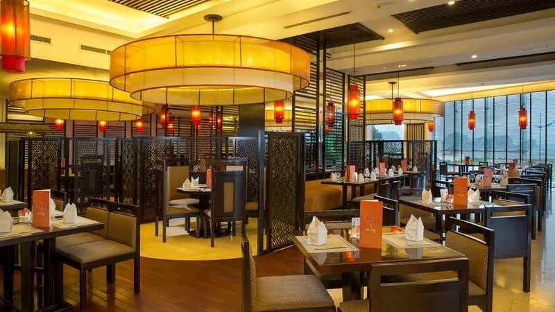 Không gian nhà hàng The Square tại Novotel Hạ Long