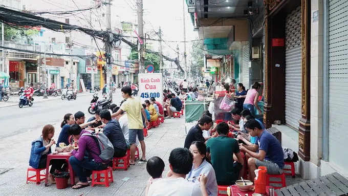 Không gian quán bánh canh cua Út Lệ với gần trăm bộ bàn ghế.
