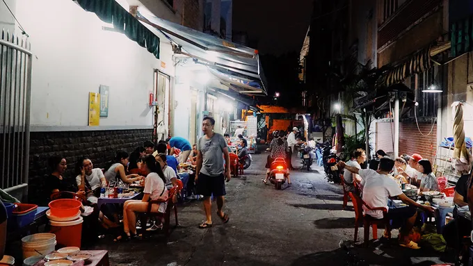 Không gian quán bình dị với bàn ghế nhựa đơn giản, nhưng luôn sạch sẽ và thoáng mát.