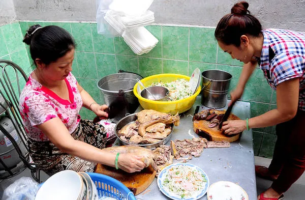 Không gian quán bún măng vịt đông khách