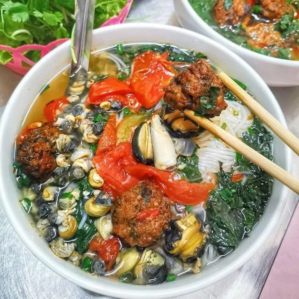 Không gian quán bún ốc Cô Huệ