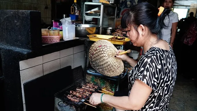 Không gian quán bún thịt nướng Nguyễn Huệ