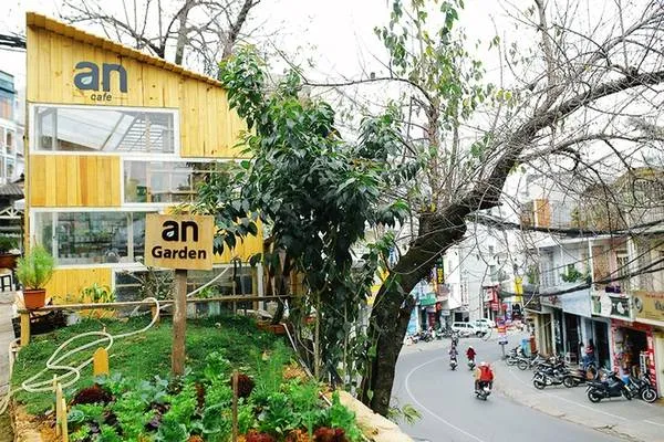 Không gian quán cà phê Rau An tràn ngập sắc xanh của cây cối, tạo cảm giác thư thái cho khách hàng.