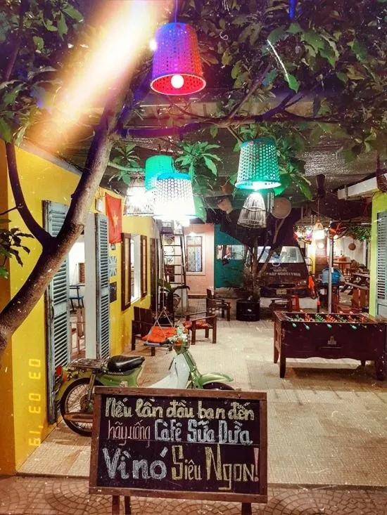 Không gian quán lung linh khi về đêm